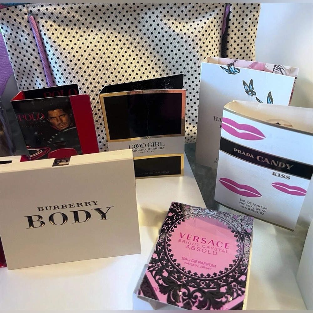 Assorted Beauty Bundle 2 Estee Lauder Cosmetic Bags + Make-up & Fragrance Sample - Picture 3 of 7